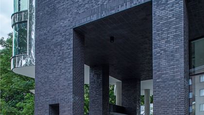 Säulenarchitektur mit dunkler Klinkerhaut – imposant, tiefgründig und stilbewusst