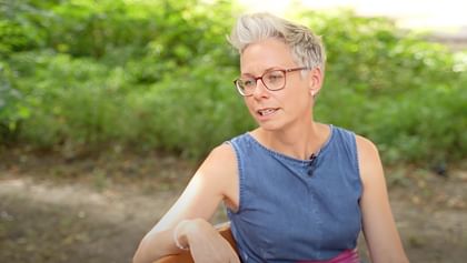 Frau im Gespräch im Grünen – engagiert für nachhaltige Gebäudesanierung