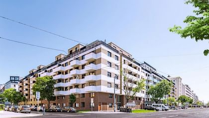 Großzügige Wohnanlage mit weißen Balkonen – energieeffizient und urban