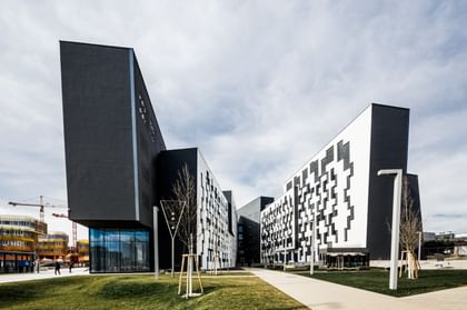 Aussenansicht Wirtschaftsuniversität Wien, schwarze und weiße Fassadenfläche