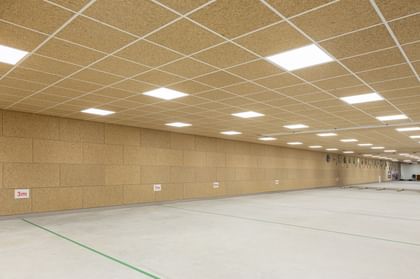 Großer Schießstand mit durchgängiger Hanfdeckenverkleidung und klar strukturierter Fläche