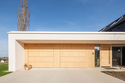 Tannenholzfassade des Garage des Wohngebäudes