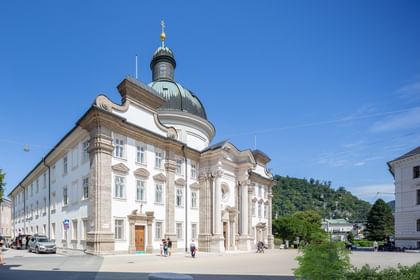 Grüne Bäume neben der Kajetanerkirche