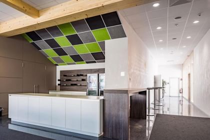Kantine mit grün-grauen Hanfpaneelen an der Schräge – frisch, klar und modern inszeniert