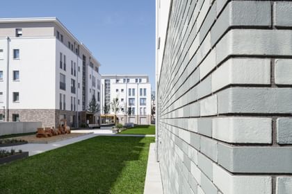 Klinkeroptik-Fassade und Blick auf die weiteren Gebäude