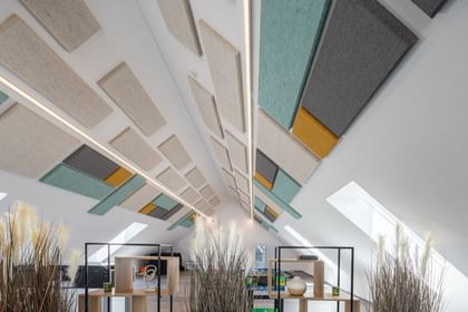 Decke mit bunten Hanfakustik-Platten