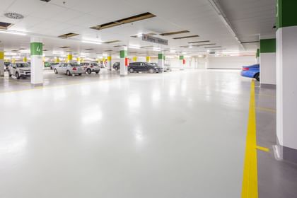 Parkgarage mit parkenden Autos