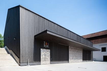 Zirkus des Wissens von aussen mit seiner Holzfassade
