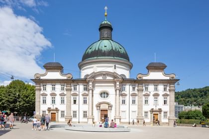 Kajetanerkirche mit spazierenden Menschen im Vordergrund