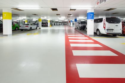 Roter Zebrastreifen in dem Parkhaus