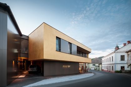 Modernes Gebäude der Bäckerei Reisinger in Gutau mit großzügigen Glasfronten und einer Fassadengestaltung mit CapaGold.