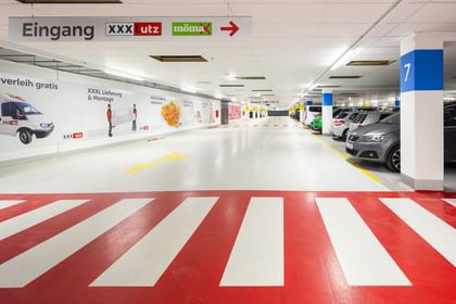 Roter Zebrastreifen in der Parkgarage
