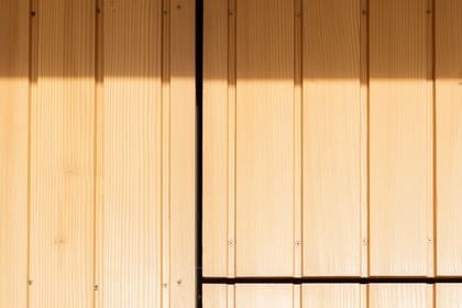 Nahaufnahme der Tannenholzfassade der Garage