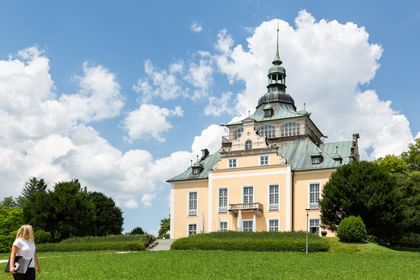 Villa vom Nahen in grüner Umgebung