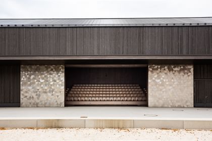 Blick von draußen in das Auditorium