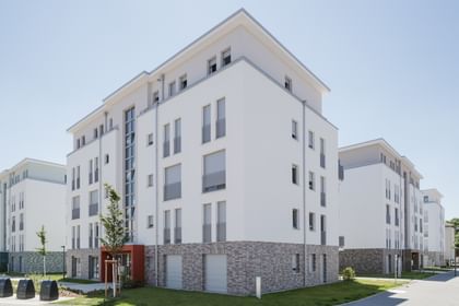 Gebäude von außen mit rotem Eingangsbereich