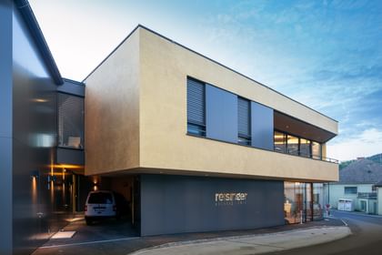 Modernes Gebäude der Bäckerei Reisinger in Gutau mit großzügigen Glasfronten und einer Fassadengestaltung mit CapaGold.