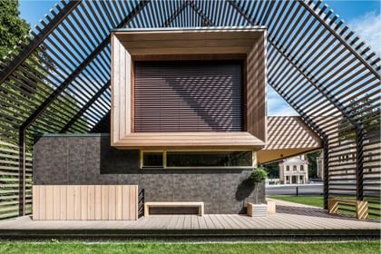 Innovatives Holzhaus mit markanter Rahmenstruktur – Lichtspiel aus Schatten und Geometrie