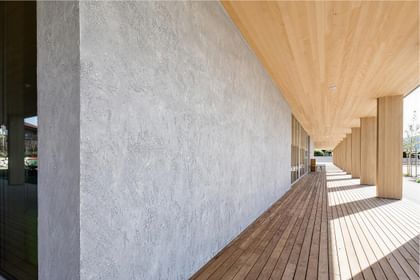 Helle Holzfassade trifft auf strukturierte Putzwand – Ruhe, Klarheit und Natürlichkeit