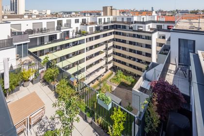 Innenhof Mehrparteienwohnung, Dachterrasse mit Begrünung und Balkonen