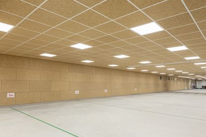 Akustikpaneele aus Hanf an den Wänden und an der Decke