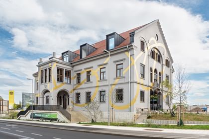 Treppenaufgänge zum Gebäude