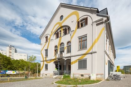 Goldene Verzierungen auf der Gebäudefassade
