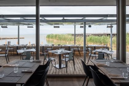 Tische im Restaurant mit Blick auf den Neusiedlersee