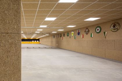 Lange Schießanlage mit Akustikpaneelen aus Hanf an Wänden und Decke
