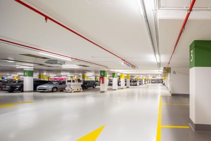 Parkgarage mit parkenden Autos
