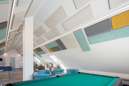 Wohnzimmer mit Hanfakustik-Platten an der Decke