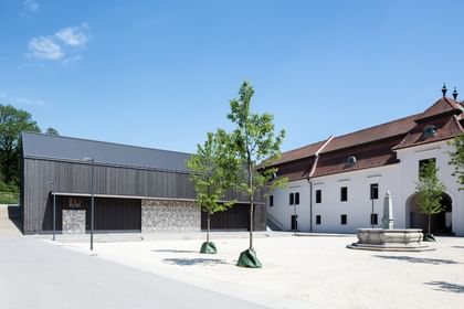 Hof mit Holzscheine der JKU