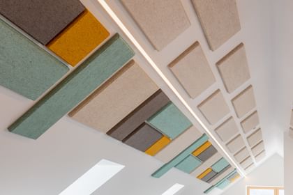 Bunte Holzakustik-Platten an der Decke vom Nahen