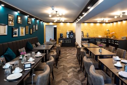 Hotel Esszimmer mit Tischen und Sesseln