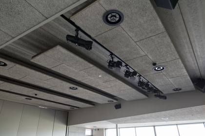 Sechs schwarze Scheinwerfer an der Decke