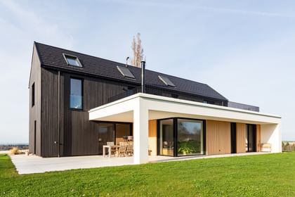 Außenansicht des Wohnhauses mit Holzfassade