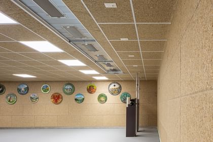 Akustikpaneele aus Hanf an den Wänden und an der Decke sowie hängende runde Bilder an der Wand