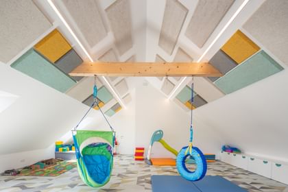 Kinderzimmer unterm Dach mit Kinderhängesessel