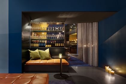Blick auf die Bar mit Weinregal und Weingläsern