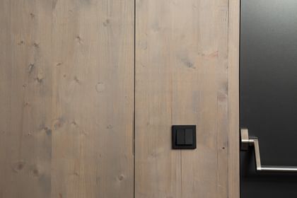 Holzwand mit Lichtschalter vom Nahen