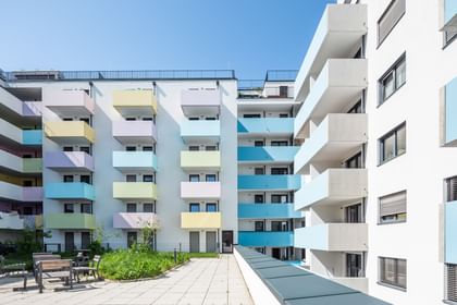 Schmale hohe Fenster mit türkiser Fassade