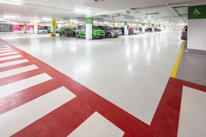 Roter Zebrastreifen und parkende Autos in der Parkgarage