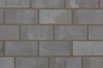 Betongraue Klinker mit feiner Körnung und sanftem Farbspiel in kühler Eleganz<br/>