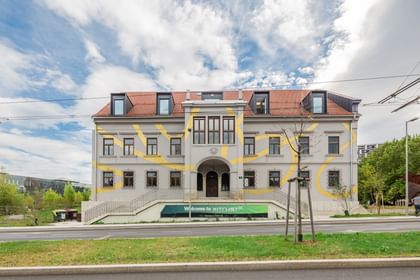 Gesamtes Gebäude und davor verlaufende Straße