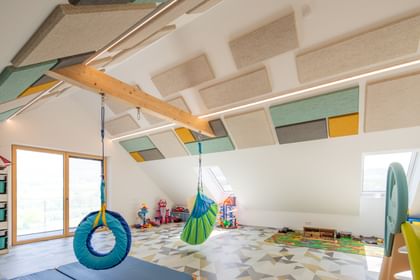 Kinderzimmer mit Blick auf die bunten Hanfakustik-Platten an der Decke