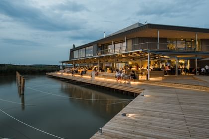 Seerestaurant Fritz in abendlicher Beleuchtung