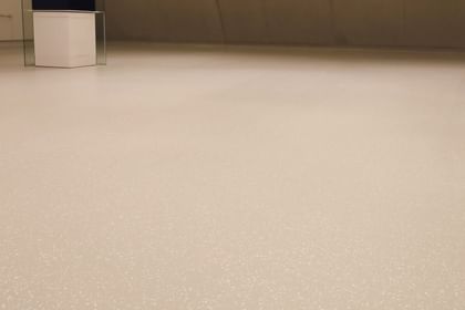 Moderner Ausstellungsraum mit weißen Wänden und Bodenbeschichtung im Schlossmuseum Linz