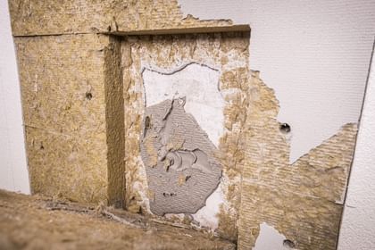 Wand mit beschädigtem Putz