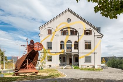 Rostige Stahlkonstruktion vor dem Eingangsbereich