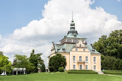 Villa von schräg vorne im Grünen